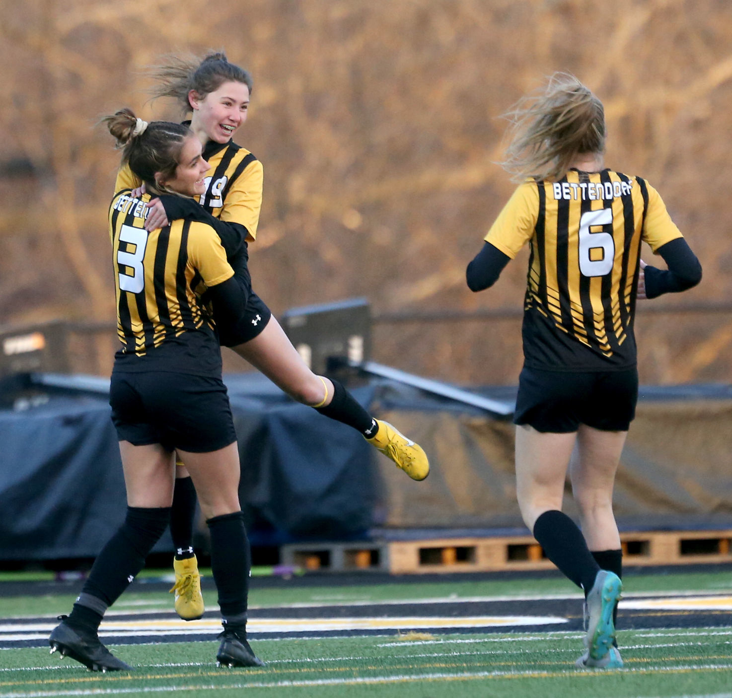 041219-qct-spt-pv-bett-soccer-001